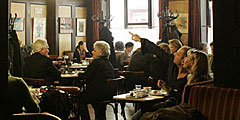 Старинные кофейни Вены идут на уступки молодым клиентам